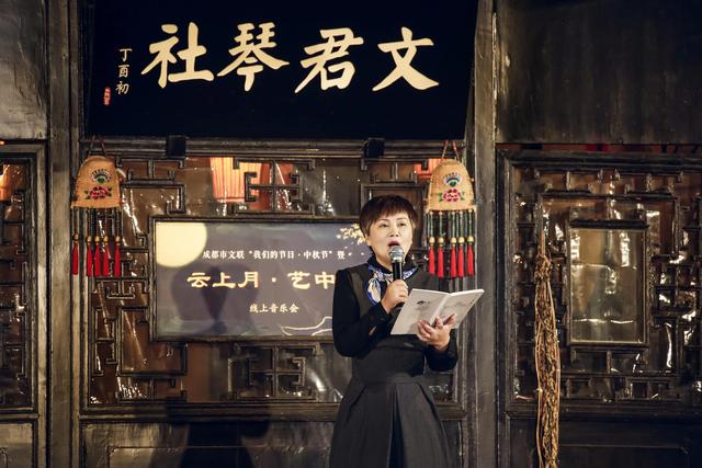 诗歌朗诵主持词开场白和结束语，庆国庆诗歌朗诵主持词开场白和结束语
