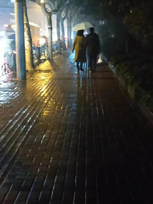 在雨中散步是一种享受，雨中漫步也是一种享受！