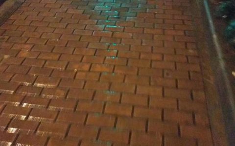 在雨中散步是一种享受，雨中漫步也是一种享受！