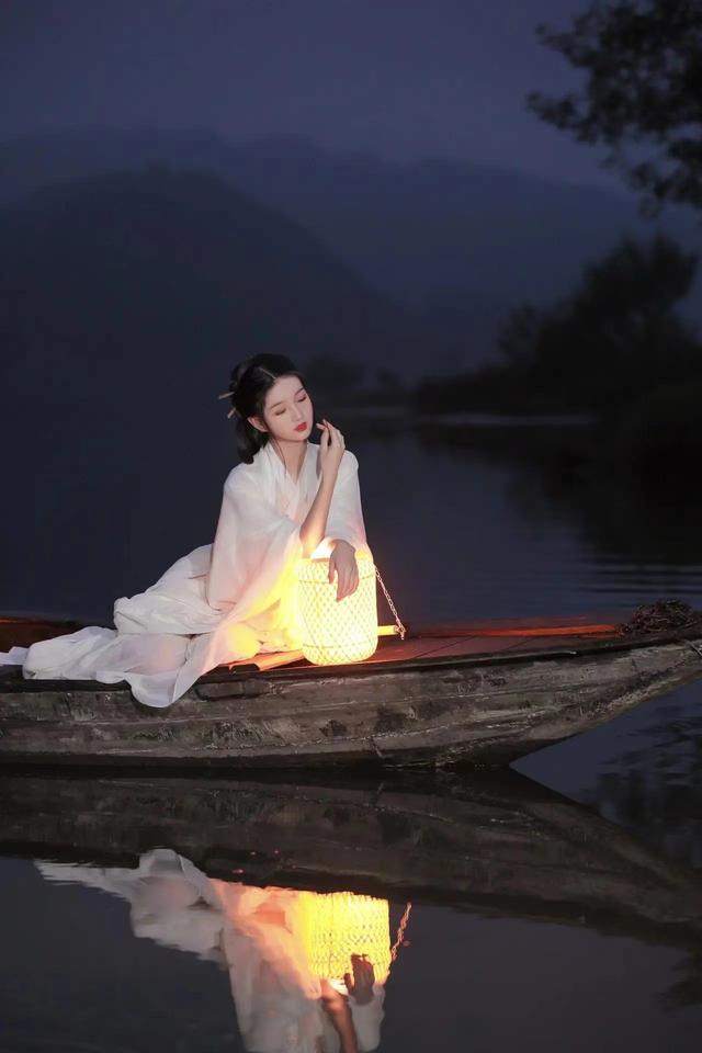 用拂晓造句子，拂晓造句怎么造句