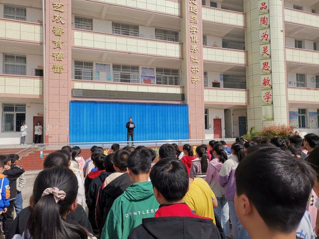 升国旗简报，国旗升起简报？