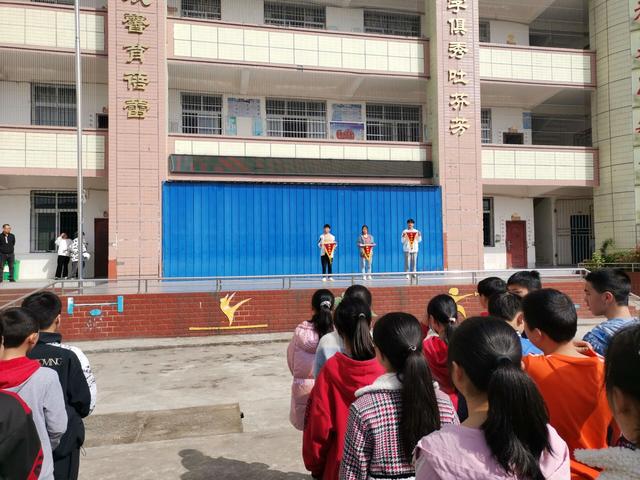 升国旗简报，国旗升起简报？