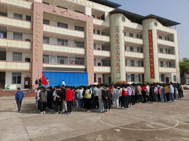 升国旗简报，国旗升起简报？