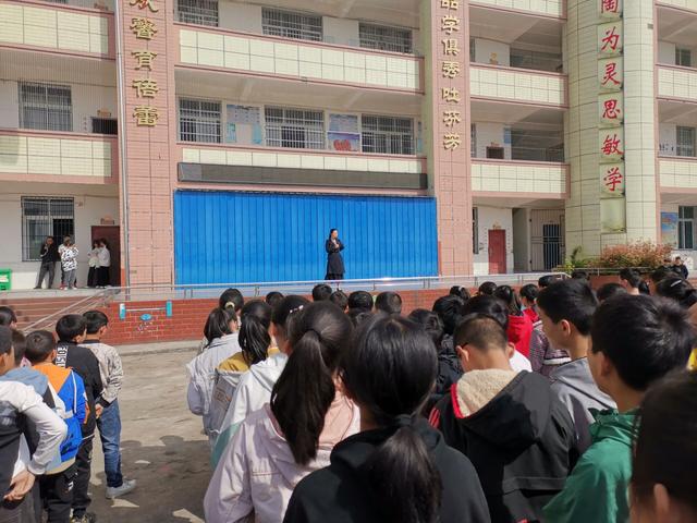 升国旗简报，国旗升起简报？