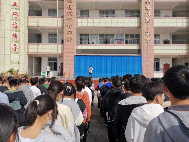 升国旗简报，国旗升起简报？